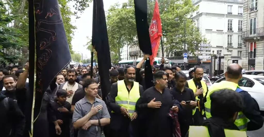 Photo : la manifestation de samedi 13 juillet est une procession pour Achoura, un événement célébré par les musulmans, organisée par une association religieuse chiite, l’Imamia Shah-e-Najaf, qui représente des membres de la diaspora pakistanaise. (Capture d'écran YouTube) @ Libération/CheckNews
